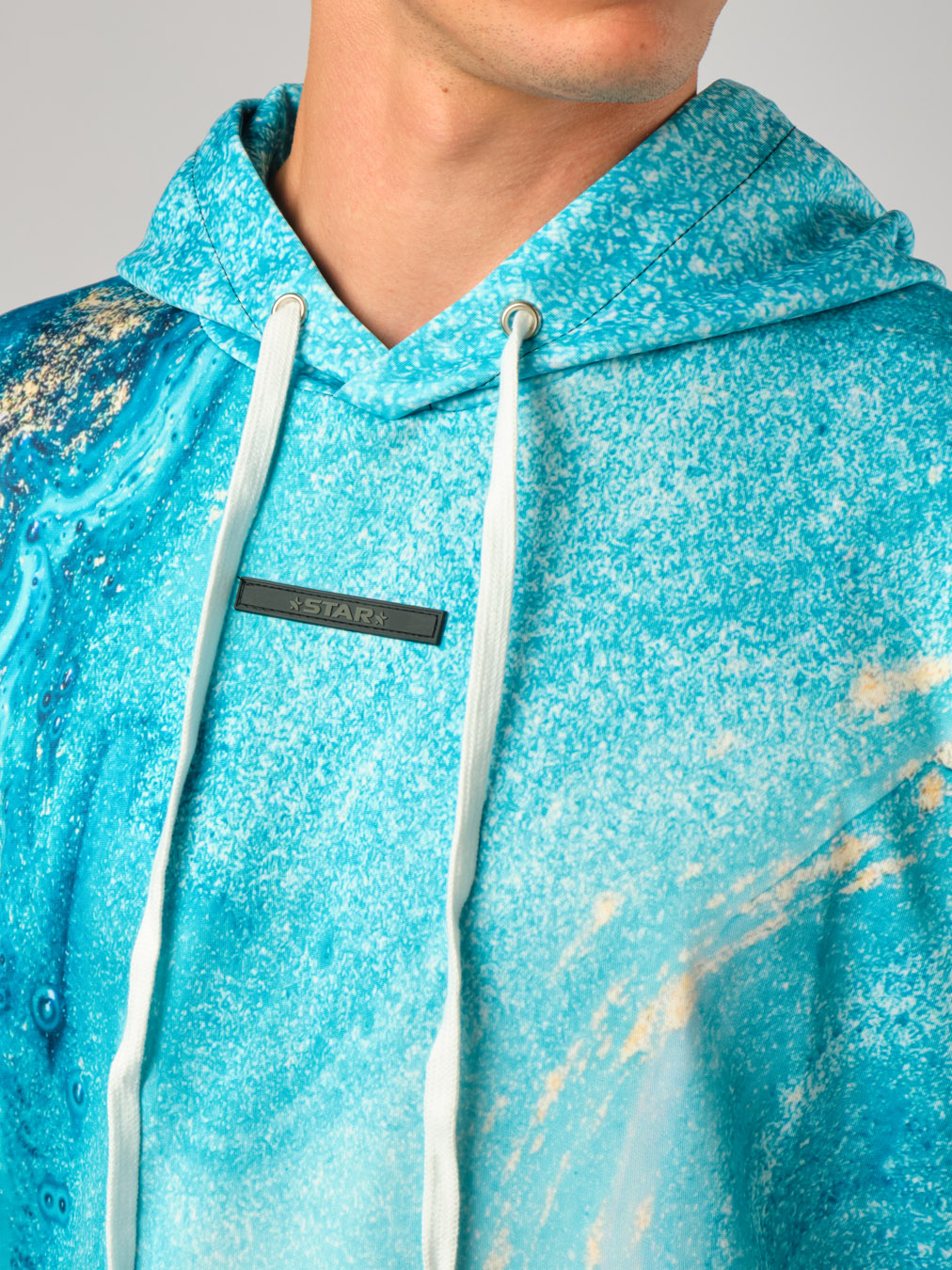 Detail of the lightweight breathable fabric on the STAR active short sleeve hoodie, designed for maximum mobility.